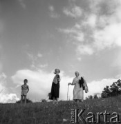 Lata 50. lub 60., Kazimierz Dolny, Polska.
Marek Jarosiński - syn fotografki Ireny Jarosińskiej oraz Zofia Małek - matka Ireny Jarosińskiej (z prawej).
Fot. Irena Jarosińska, zbiory Ośrodka KARTA