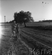 Lata 50. lub 60., Kazimierz Dolny, Polska.
Marek Jarosiński - syn fotografki Ireny Jarosińskiej oraz Zofia Małek - matka Ireny Jarosińskiej.
Fot. Irena Jarosińska, zbiory Ośrodka KARTA