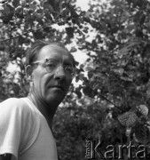 Lata 50. lub 60., Falenica, Polska.
Mężczyzna.
Fot. Irena Jarosińska, zbiory Ośrodka KARTA 
