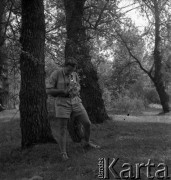 Lata 50. lub 60., Falenica, Polska.
Stanisław Pieniążek - mąż fotografki Ireny Jarosińskiej.
Fot. Irena Jarosińska, zbiory Ośrodka KARTA
