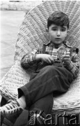 Lata 50. lub 60., Kazimierz Dolny, Polska.
Andrzej Pieniążek - syn Stanisława Pieniążka - na podwórzu Domu Architekta SARP.
Fot. Irena Jarosińska, zbiory Ośrodka KARTA