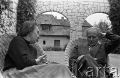 Lata 50. lub 60., Kazimierz Dolny, Polska.
Fotografka Irena Jarosińska na podwórzu Domu Architekta SARP.
Fot. Irena Jarosińska, zbiory Ośrodka KARTA