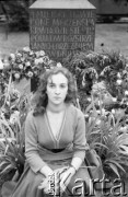 Lata 50. lub 60., Polska.
Kobieta w miejscu pamięci.
Fot. Irena Jarosińska, zbiory Ośrodka KARTA 
