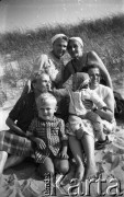 Lata 50. lub 60., Polska.
Zofia Małek - matka fotografki Ireny Jarosińskiej (od góry, z lewej).
Fot. Irena Jarosińska, zbiory Ośrodka KARTA