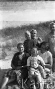 Lata 50. lub 60., Polska.
Zofia Małek - matka fotografki Ireny Jarosińskiej (od góry, z prawej).
Fot. Irena Jarosińska, zbiory Ośrodka KARTA