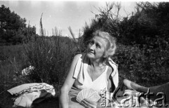 Lata 50. lub 60., Polska.
Kobieta.
Fot. Irena Jarosińska, zbiory Ośrodka KARTA 

