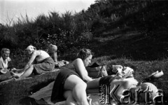 Lata 50. lub 60., Polska.
Odpoczynek na trawie.
Fot. Irena Jarosińska, zbiory Ośrodka KARTA