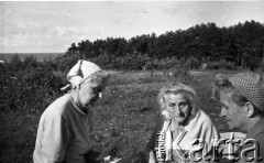 Lata 50. lub 60., Polska.
Kobiety.
Fot. Irena Jarosińska, zbiory Ośrodka KARTA