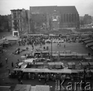 Lata 40. lub 50., Wrocław, Polska.
Targ. W tle częściowo zniszczona Katedra Św. Marii Magdaleny.
Fot. Irena Jarosińska, zbiory Ośrodka KARTA