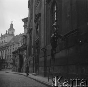 Lata 40. lub 50., Wrocław, Polska.
Plac Uniwersytecki. W tle Wieża Matematyczna Uniwersytetu Wrocławskiego.
Fot. Irena Jarosińska, zbiory Ośrodka KARTA