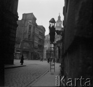 Lata 40. lub 50., Wrocław, Polska.
Plac Uniwersytecki. W tle Wieża Matematyczna Uniwersytetu Wrocławskiego.
Fot. Irena Jarosińska, zbiory Ośrodka KARTA