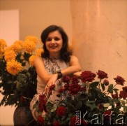 Lata 60. lub 70., Polska.
Modelka wśród kwiatów.
Fot. Irena Jarosińska, zbiory Ośrodka KARTA