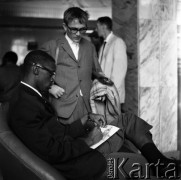Lata 60. lub 70., Warszawa, Polska.
Zagraniczni studenci.
Fot. Irena Jarosińska, zbiory Ośrodka KARTA