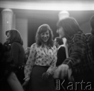 Lata 60. lub 70., Warszawa, Polska.
Studenci studium ekonomicznego na zabawie w Szkole Głównej Planowania i Statystyki.
Fot. Irena Jarosińska, zbiory Ośrodka KARTA 

