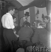 Lata 60., Warszawa, Polska.
Zabawa studentów z Wydziału Architektury Politechniki Warszawskiej.
Fot. Irena Jarosińska, zbiory Ośrodka KARTA