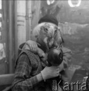 Lata 60., Warszawa, Polska.
Zabawa studentów z Wydziału Architektury Politechniki Warszawskiej.
Fot. Irena Jarosińska, zbiory Ośrodka KARTA