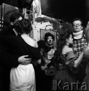 Lata 60., Warszawa, Polska.
Zabawa studentów z Wydziału Architektury Politechniki Warszawskiej. 
Fot. Irena Jarosińska, zbiory Ośrodka KARTA