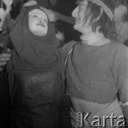Lata 60., Warszawa, Polska.
Zabawa studentów z Wydziału Architektury Politechniki Warszawskiej.
Fot. Irena Jarosińska, zbiory Ośrodka KARTA