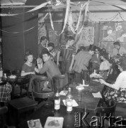 Lata 60., Warszawa, Polska.
Zabawa studentów z Wydziału Architektury Politechniki Warszawskiej.
Fot. Irena Jarosińska, zbiory Ośrodka KARTA
