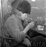Lata 60., Warszawa, Polska.
Zabawa studentów z Wydziału Architektury Politechniki Warszawskiej.
Fot. Irena Jarosińska, zbiory Ośrodka KARTA