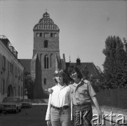 Lata 60. lub 70., Warszawa, Polska.
Młodzi Zachorscy na Nowym Mieście. W tle kościół Nawiedzenia Najświętszej Maryi Panny na ulicy Przyrynek 2.
Fot. Irena Jarosińska, zbiory Ośrodka KARTA