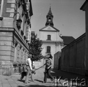 Lata 60. lub 70., Warszawa, Polska.
Młodzi Zachorscy na Nowym Mieście. W tle kościół Św. Benona na ulicy Pieszej 1.
Fot. Irena Jarosińska, zbiory Ośrodka KARTA