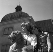 Lata 60. lub 70., Warszawa, Polska.
Młodzi Zachorscy na scenie pod kościołem Nawiedzenia Najświętszej Maryi Panny na Nowym Mieście na ulicy Kościelnej.
Fot. Irena Jarosińska, zbiory Ośrodka KARTA
