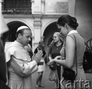 Lata 60., Częstochowa, Polska.
Studenci z zagranicy na Jasnej Górze.
Fot. Irena Jarosińska, zbiory Ośrodka KARTA