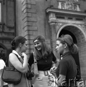 Lata 60., Częstochowa, Polska.
Studentki z zagranicy na dziedzińcu głównym. W tle wejście do bazyliki jasnogórskiej.
Fot. Irena Jarosińska, zbiory Ośrodka KARTA