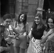 Lata 60., Częstochowa, Polska.
Studentki z zagranicy na Jasnej Górze.
Fot. Irena Jarosińska, zbiory Ośrodka KARTA