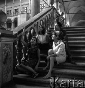 Lata 60., Kraków, Polska.
Międzynarodowy Kurs Slawistów. Osoby na dziedzińcu Zamku na Wawelu.
Fot. Irena Jarosińska, zbiory Ośrodka KARTA 
