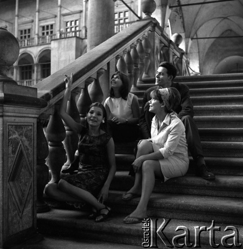 Lata 60., Kraków, Polska.
Międzynarodowy Kurs Slawistów. Osoby na dziedzińcu Zamku na Wawelu.
Fot. Irena Jarosińska, zbiory Ośrodka KARTA 
