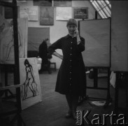Lata 60. lub 70., Sopot, Polska.
Studentka w pracowni.
Fot. Irena Jarosińska, zbiory Ośrodka KARTA