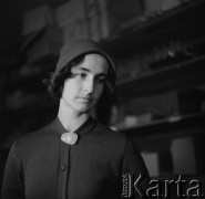 Lata 60. lub 70., Sopot, Polska.
Studentka z bursztynową broszką.
Fot. Irena Jarosińska, zbiory Ośrodka KARTA