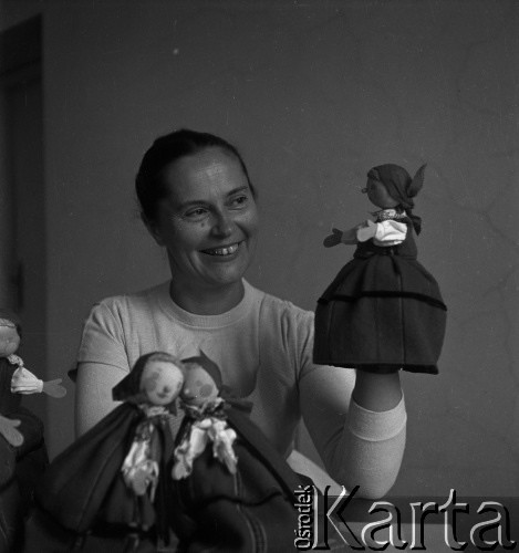 Lata 60. lub 70., Polska.
Prawdopodobnie Monika Piwowarska z lalkami swojego projektu.
Fot. Irena Jarosińska, zbiory Ośrodka KARTA