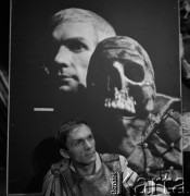 1968, Wałbrzych, Polska.
Teatr Dramatyczny im. Jerzego Szaniawskiego.
Aktor Kazimierz Motylewski jako Hamlet w spektaklu o tym samym tytule w reżyserii Krystyny Tyszarskiej-Skołudy. 
Fot. Irena Jarosińska, zbiory Ośrodka KARTA