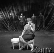 1968, Wałbrzych, Polska.
Zespół Teatru Dramatycznego im. Jerzego Szaniawskiego.
Siedzi Krystyna Tyszarska-Skołuda - reżyserka i dyrektorka teatru.
Fot. Irena Jarosińska, zbiory Ośrodka KARTA
