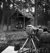 Lata 50. lub 60., Polska.
Plan zdjęciowy. Mężczyzna pod dachem, trzymający torbę to prawdopodobnie operator Mieczysław Jahoda.
Fot. Irena Jarosińska, zbiory Ośrodka KARTA