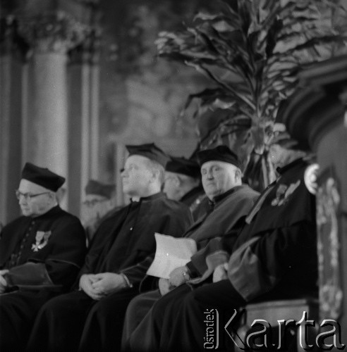 1966, Wrocław, Polska.
Obchody XX-lecia utworzenia Uniwersytetu Wrocławskiego w Auli Leopoldina.
Fot. Irena Jarosińska, zbiory Ośrodka KARTA