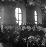 1966, Wrocław, Polska.
Obchody XX-lecia utworzenia Uniwersytetu Wrocławskiego w Auli Leopoldina. Czwarty od prawej siedzi doktor honoris causa Adam Rapacki, obok niego doktor honoris causa profesor Józef Macourek (Brno).
Fot. Irena Jarosińska, zbiory Ośrodka KARTA