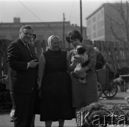 1965-1968, Warszawa, Polska.
Ambasador USA John Gronouski z żoną (z prawej) na ulicy Polnej przy skrzyżowaniu z Nowowiejską. W tle Instytut Techniki Cieplnej Politechniki Warszawskiej na ulicy Nowowiejskiej 21/25 - ujęcie w kierunku zachodnim.
Fot. Irena Jarosińska, zbiory Ośrodka KARTA
