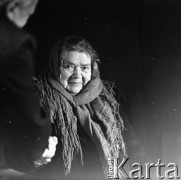 1965-1968, Warszawa, Polska.
Ambasador USA John Gronouski wita się z kobietą.
Fot. Irena Jarosińska, zbiory Ośrodka KARTA