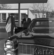 1965-1968, Warszawa, Polska.
Ambasador USA John Gronouski przed Ambasadą USA w Alejach Ujazdowskich.
Fot. Irena Jarosińska, zbiory Ośrodka KARTA 
