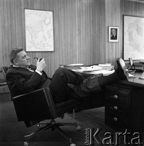 1965-1968, Warszawa, Polska.
Ambasador USA John Gronouski w Ambasadzie USA w Alejach Ujazdowskich.
Fot. Irena Jarosińska, zbiory Ośrodka KARTA 
