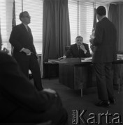 1965-1968, Warszawa, Polska.
Ambasador USA John Gronouski w Ambasadzie USA w Alejach Ujazdowskich.
Fot. Irena Jarosińska, zbiory Ośrodka KARTA 

