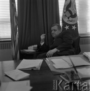 1965-1968, Warszawa, Polska.
Ambasador USA John Gronouski w Ambasadzie USA w Alejach Ujazdowskich.
Fot. Irena Jarosińska, zbiory Ośrodka KARTA