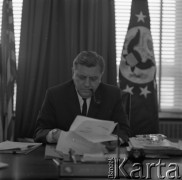 1965-1968, Warszawa, Polska.
Reportaż o pobycie ambasadora USA Johna Gronouski w Warszawie. John Gronouski w Ambasadzie USA w Alejach Ujazdowskich.
Fot. Irena Jarosińska, zbiory Ośrodka KARTA 
