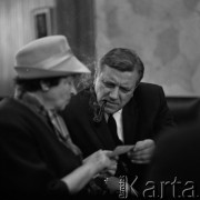 1965-1968, Warszawa, Polska.
Ambasador USA John Gronouski w Ambasadzie USA w Alejach Ujazdowskich.
Fot. Irena Jarosińska, zbiory Ośrodka KARTA