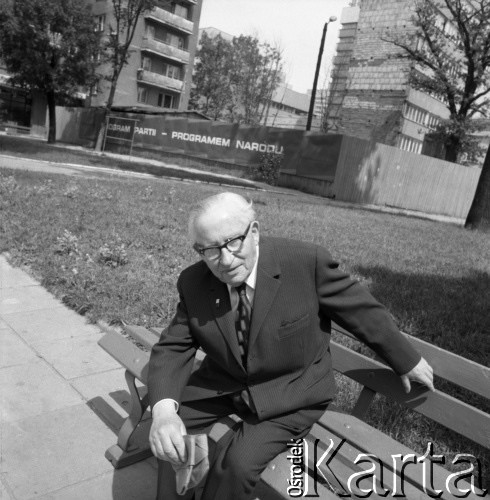 1977, Łódź, Polska.
Pisarz Horacy Safrin. W tle plakat: 