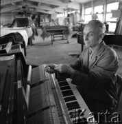 1976, Kalisz, Polska.
Fabryka Fortepianów i Pianin Calisia.
Fot. Irena Jarosińska, zbiory Ośrodka KARTA